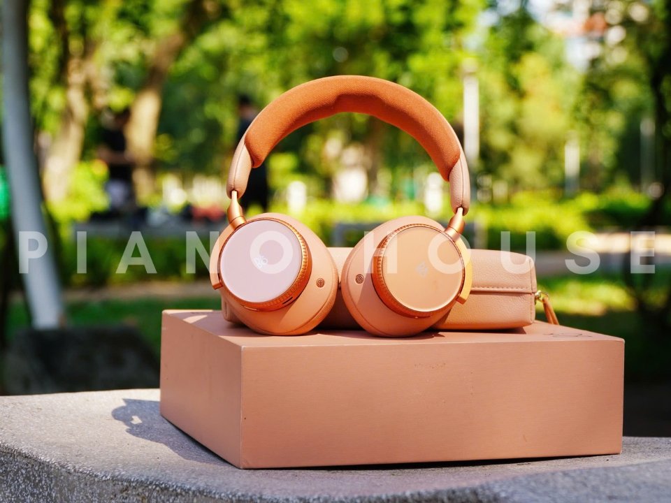 Cận cảnh Tai Nghe B&O Beoplay H100 Sunset Apricot (Used) tại Piano House